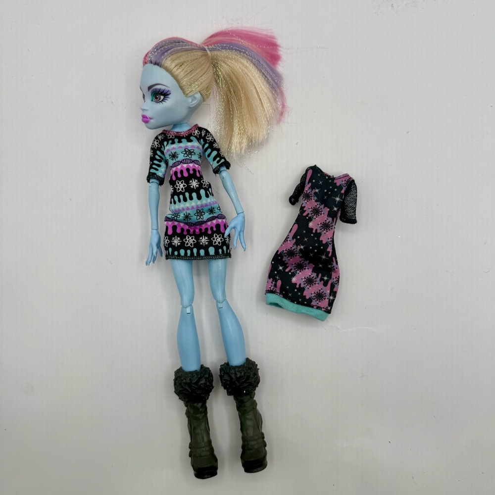 Mattel Monster High Abbey Bominable Doll w/ Extra Dress